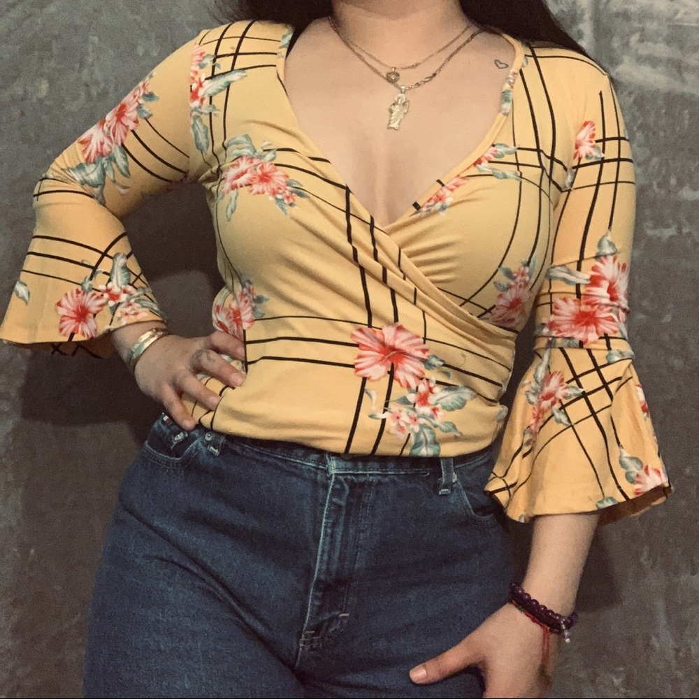 🌿 10 for $10 // bell sleeved top